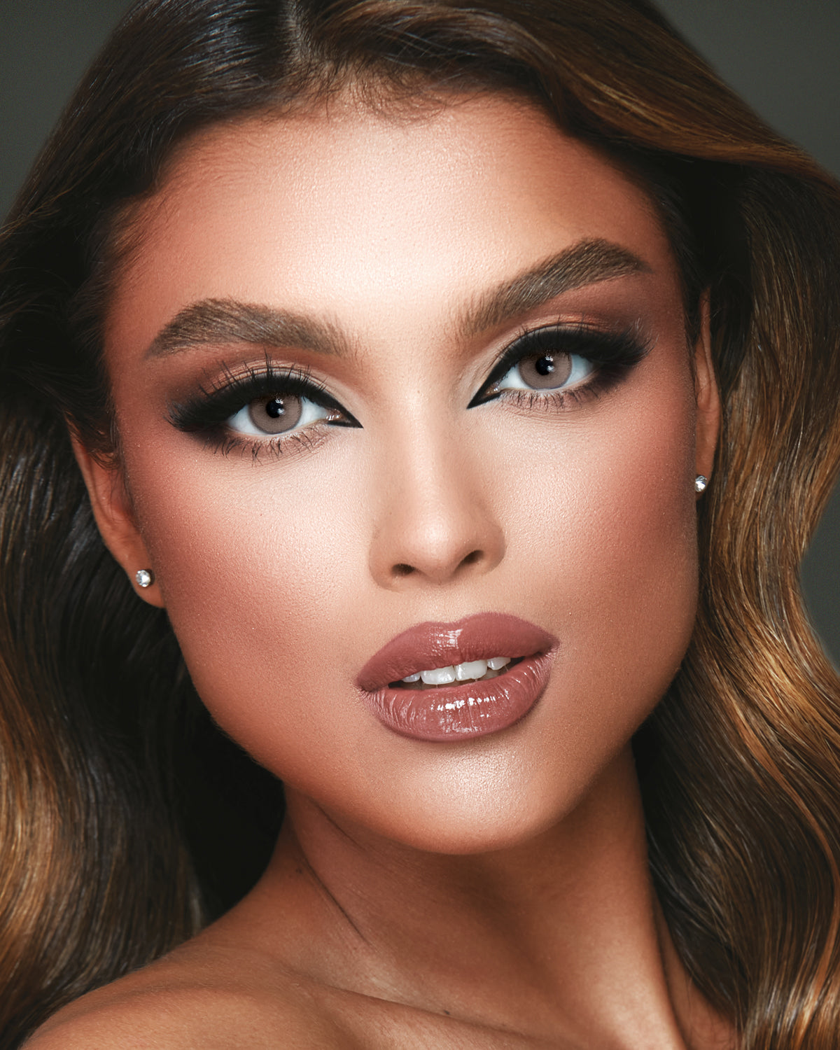 Desio Mocha Mousse contact lens from the Pantone 2025 collection, adding a soft mocha tone to your eyes with all-day comfort for myopia correction, designed for 3-month wear.